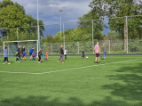 Laatste training S.K.N.W.K. JO7-1 (partijtje tegen de ouders) van maandag 27 mei 2024 (113/180)